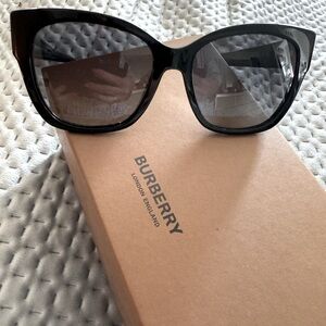 Burberry Ruth polarized sunglasses